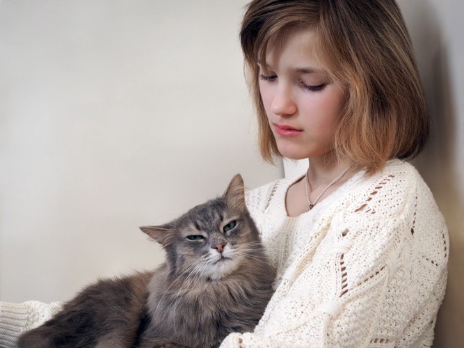 女性に寄り添う猫