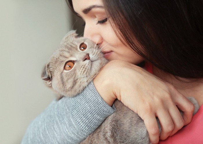 女性にハグされていやそうな猫