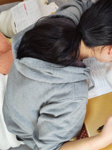 受験勉強をする女性の後ろ姿