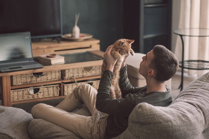 猫を抱える男性