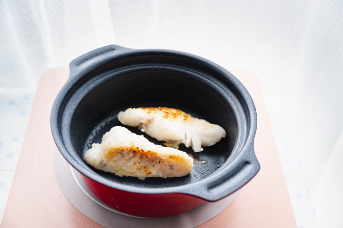 鱈を焼いて調理している様子