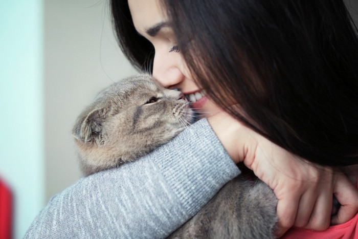 猫を抱く女性