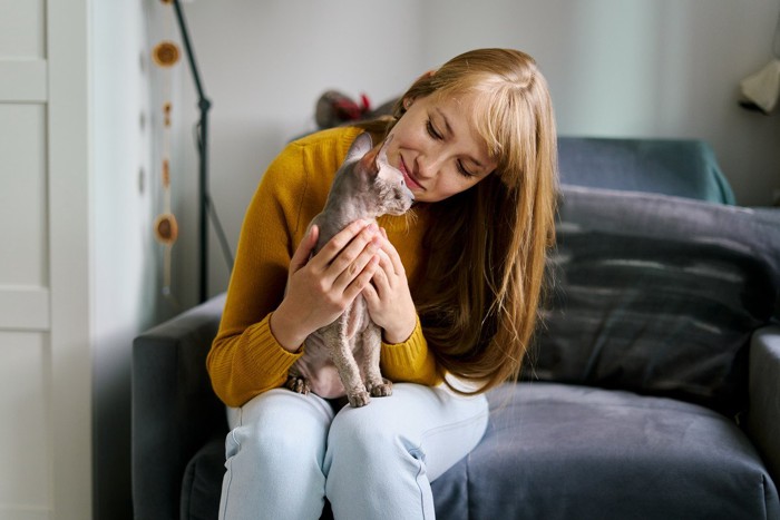 猫を預かる女性