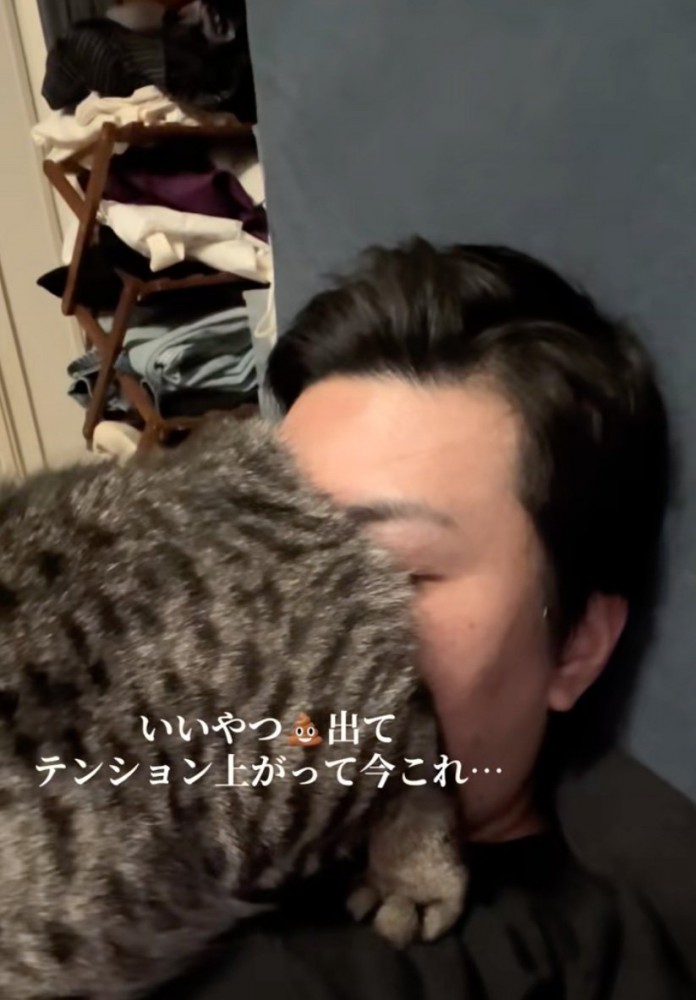 男性の顔におしりを擦り付ける猫