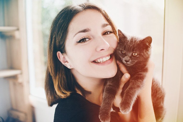 飼って幸せになった飼い主と猫のツーショット