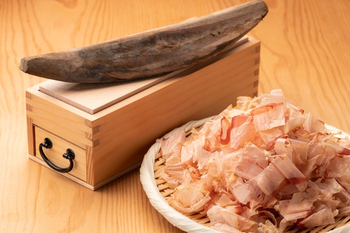 鰹節と削り器が並べて置かれている光景