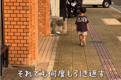 子猫のもとに向かう少年