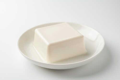 白いお皿に乗った豆腐