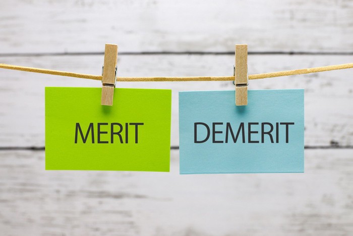 吊るされたメモ「MERIT」と「DEMERIT]