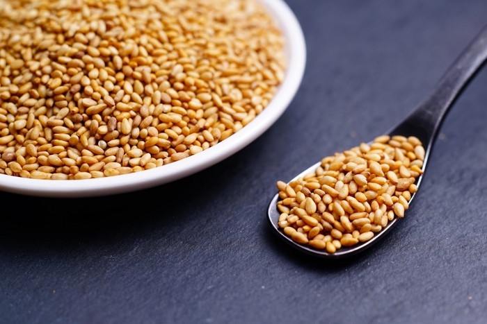 お皿とスプーンに盛られたゴマ