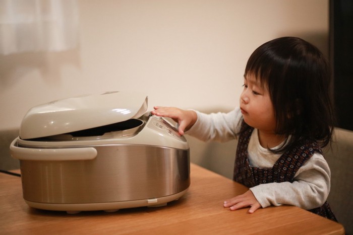 炊飯器と少女