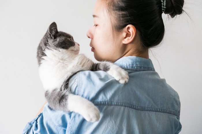 見つめ合う女性と猫