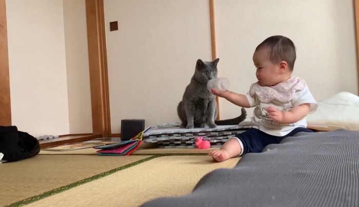 赤ちゃんとコップ
