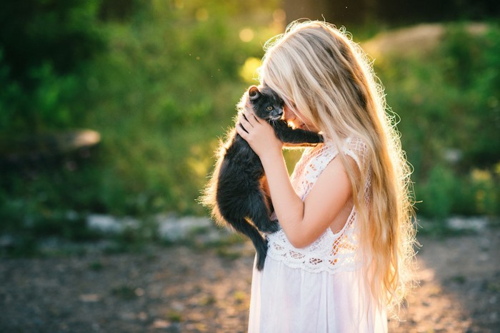 子猫を抱きしめる少女