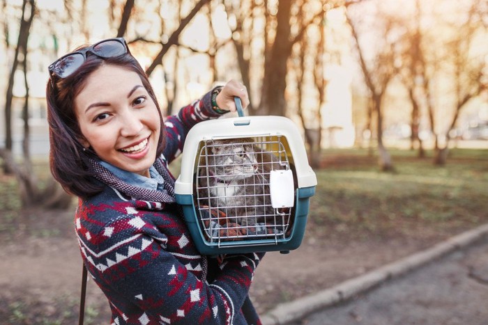 猫の入ったキャリーを持つ女性