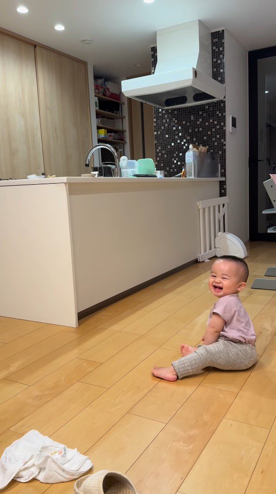 笑顔で母親を見つめる赤ちゃん