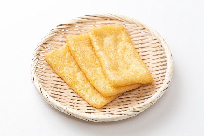 ざるの上に並べられた3枚の油揚げ