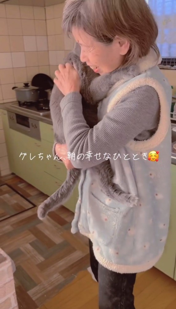 猫を抱きかかえる女性