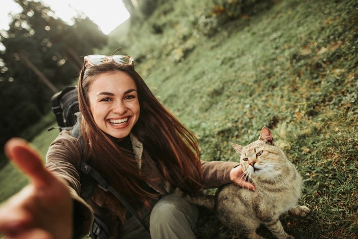 女性と猫