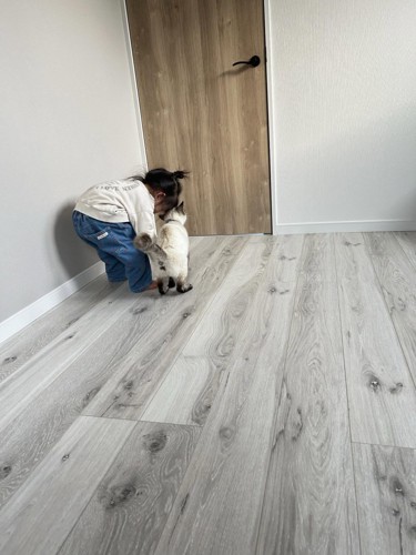 子どもと猫の後ろ姿