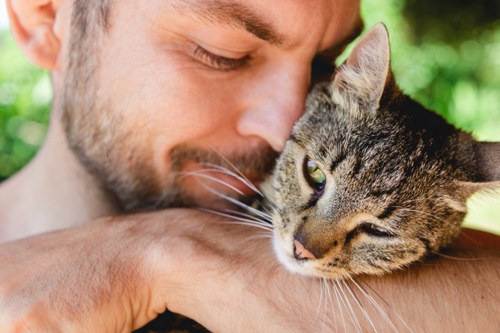 猫を抱きしめる人