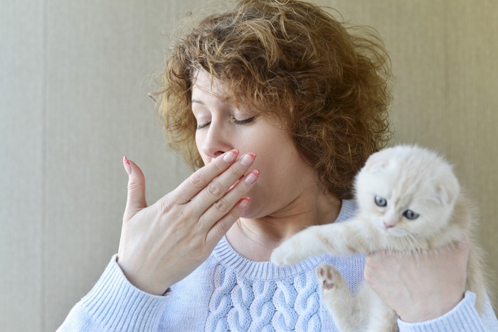 猫アレルギーの女性