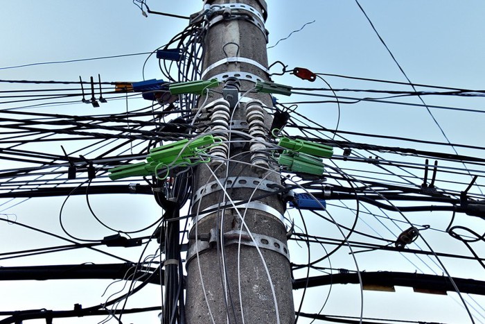 高圧線が架かった電柱