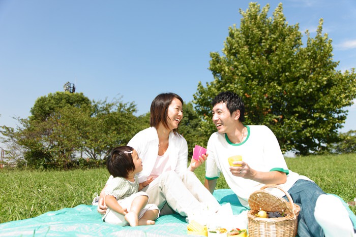 家族でお弁当を食べている様子