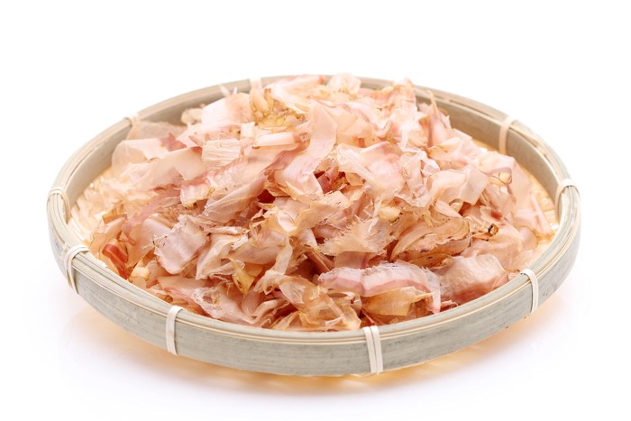 ざるに盛られた鰹節