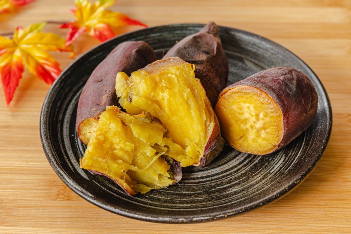 お皿にのせて冷ました焼き芋