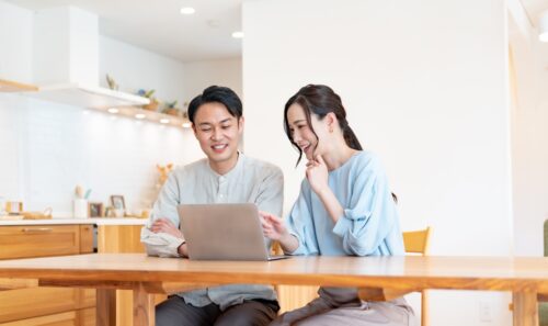 パソコンを見るカップル