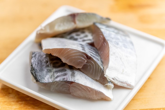 皿の上に置かれた生魚の切り身