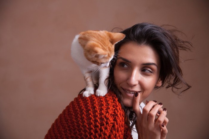 女性の方の上の猫