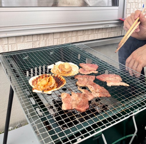 庭で行われているバーベキュー