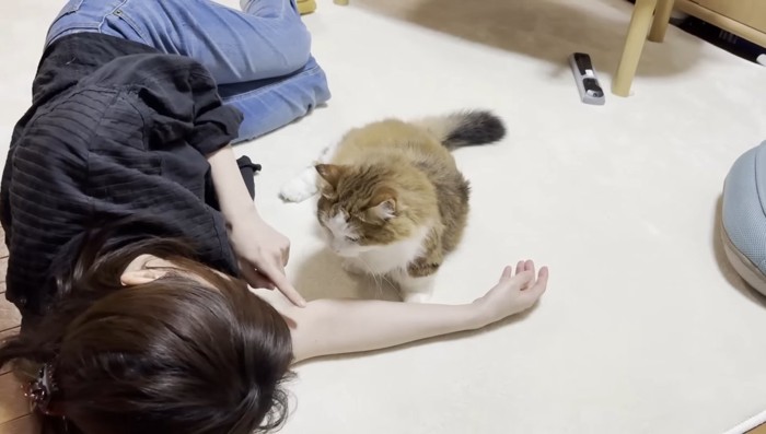 腕を指差して