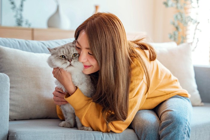 愛猫を抱きしめる飼い主さん