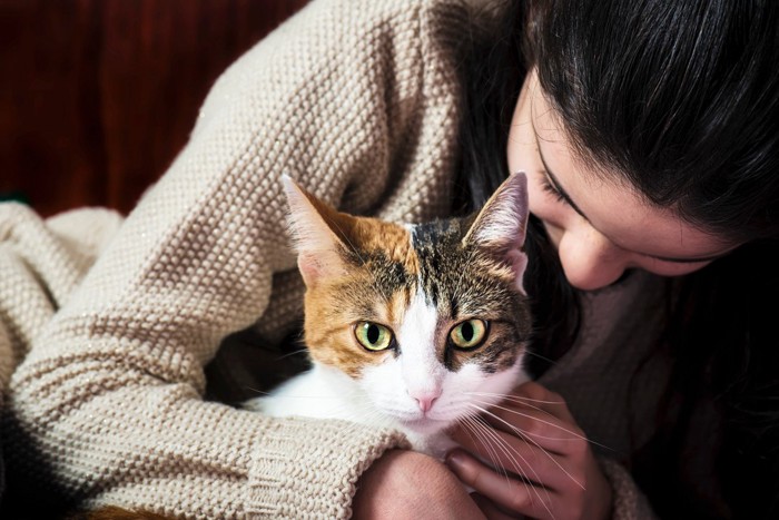 猫を抱きしめる女性