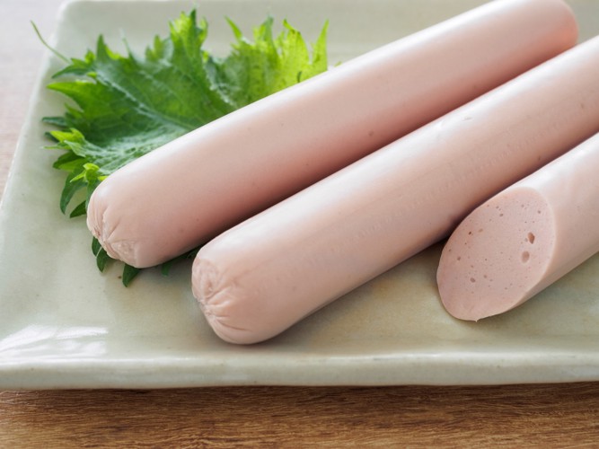 お皿の上に魚肉ソーセージが並んでいる光景
