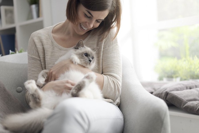 猫とイチャイチャする女性