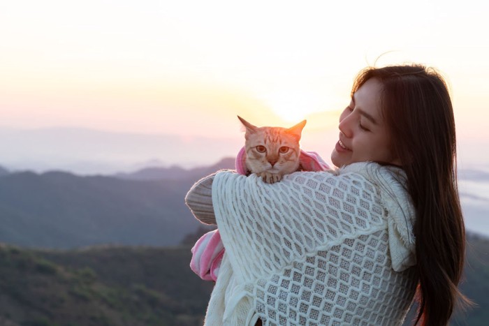 抱っこされてカメラ目線の猫