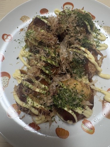 猫用鰹節がかけられたたこ焼き