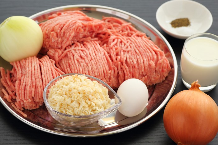 ハンバーグの材料が並んでいる光景