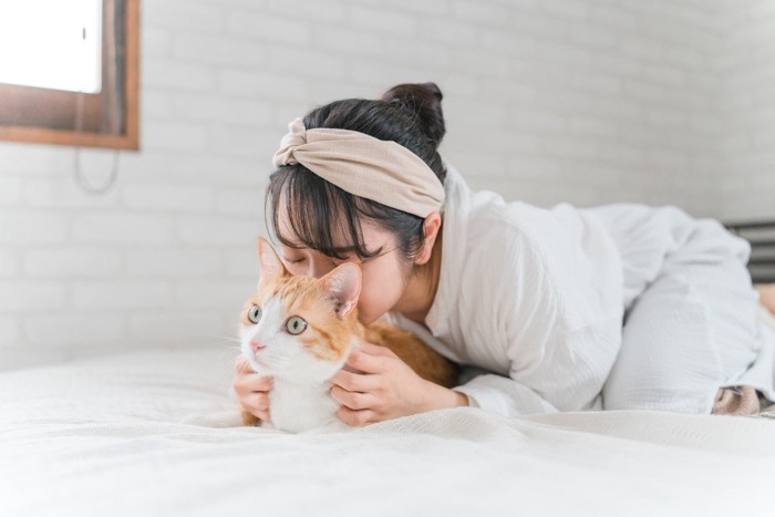 猫とニオイを嗅ぐ女性