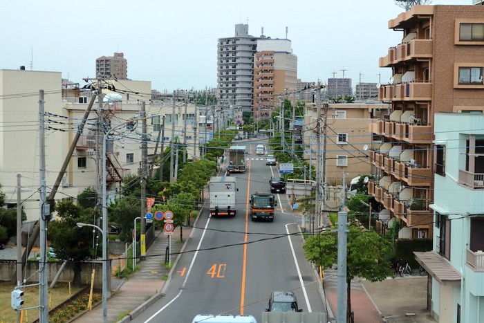 道路に車が走る町の風景