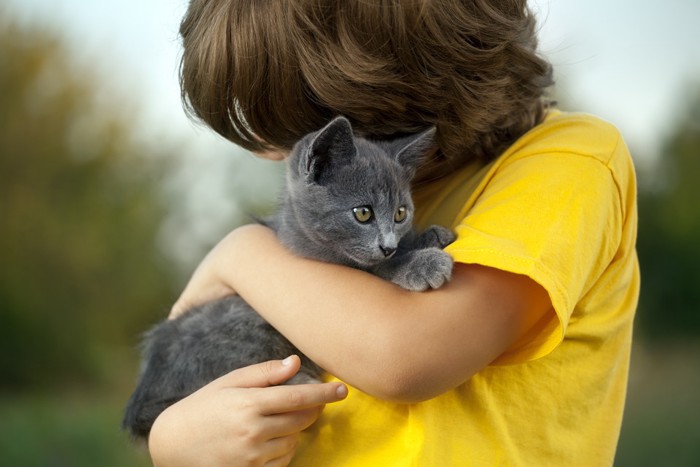 子猫を抱く子供