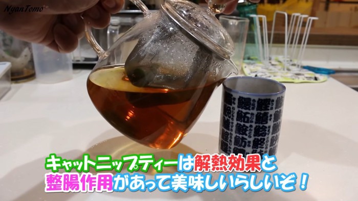 ポットと湯飲み茶わん