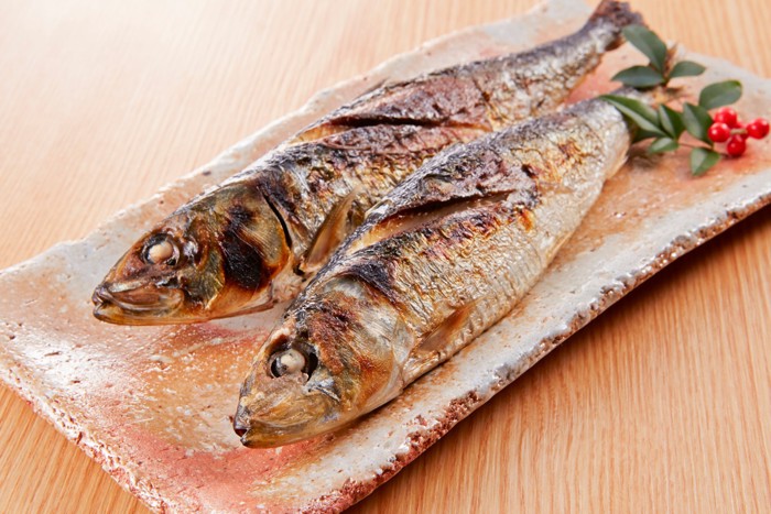 焼いて加熱したイワシがお皿にのっている様子