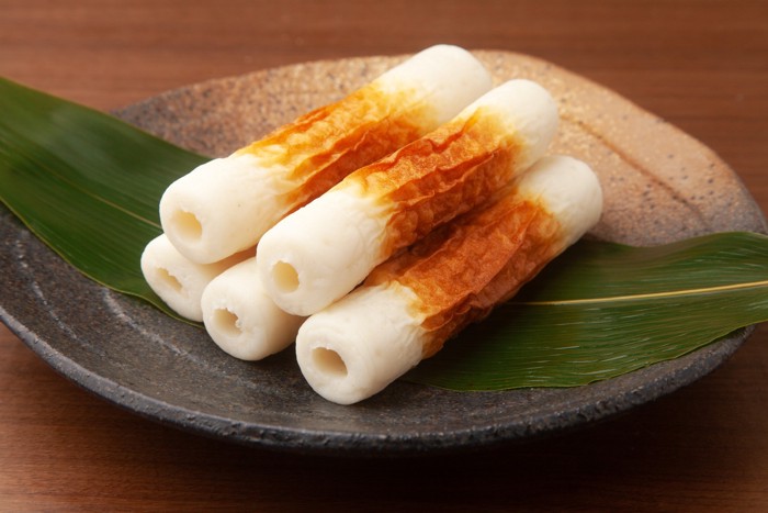 お皿に重ねて置かれたちくわ