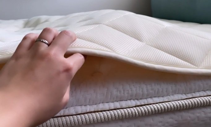 お布団をめくろうとする手