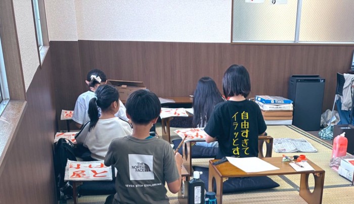 習字に励む生徒たち